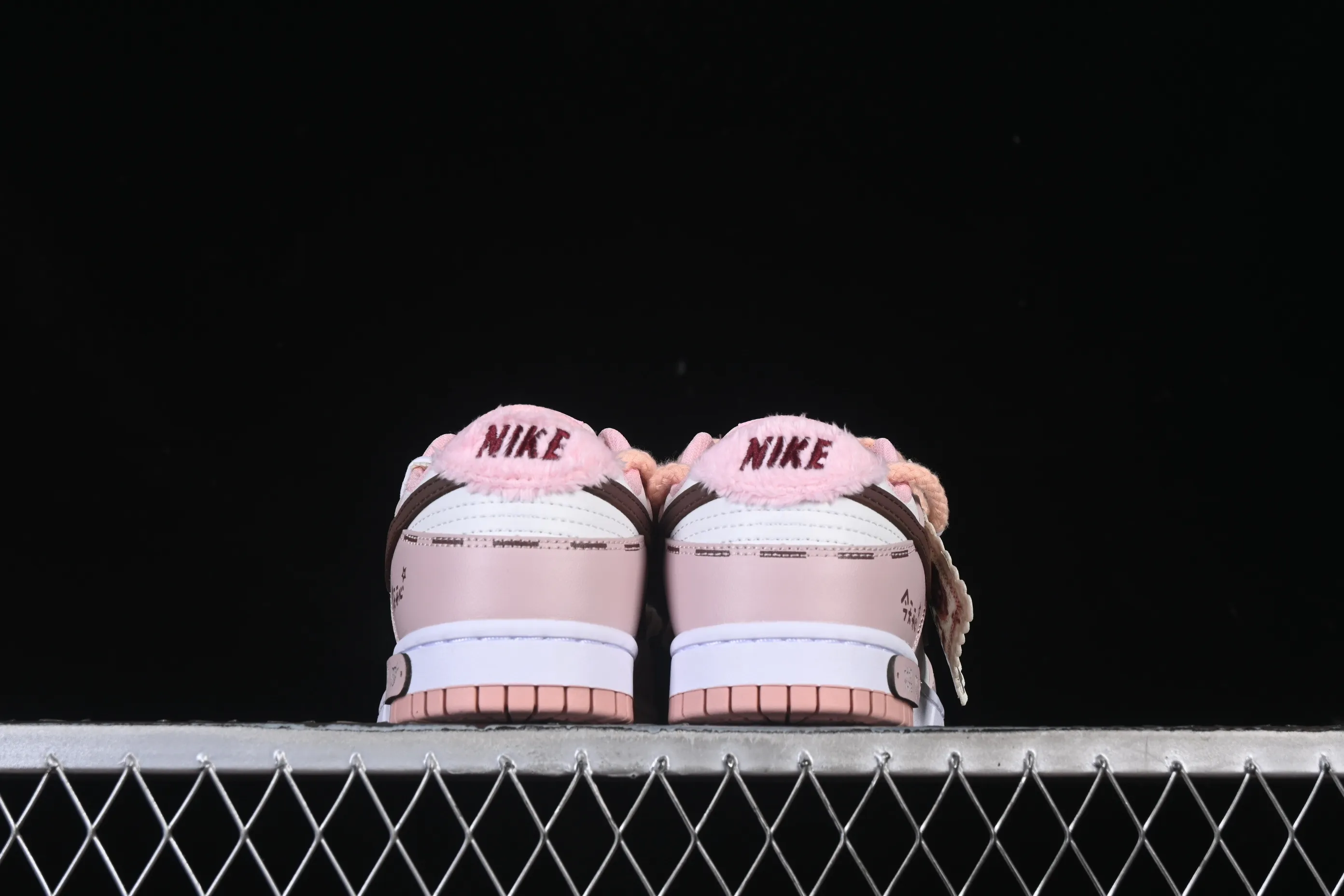 All categories Nk SB Dunk Series Nk SB Dunk Low High-end customized low-top sneakers Nike SB Dunk Low Valentine's Day pink straps low-top casual sneakers DO6485-600